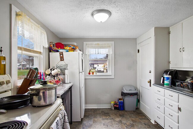 Kitchen - 215 E Newell St