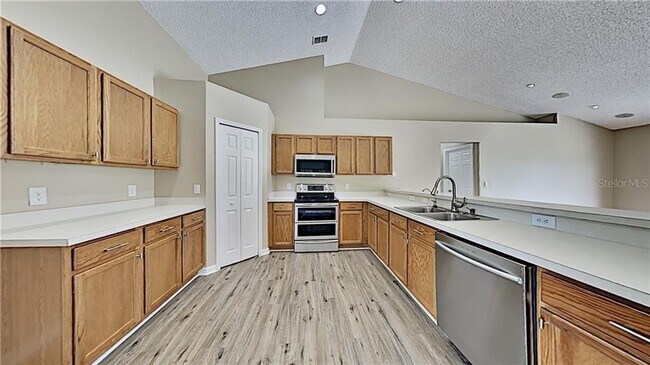 Foto del edificio - Charming 3/2 on corner lot, available now.