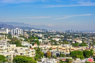 Building Photo - 838 N Doheny Dr
