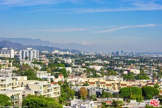 Building Photo - 838 N Doheny Dr
