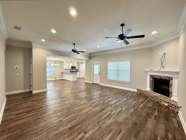 Building Photo - Beautiful Brick 3/2 in popular neighborhood!