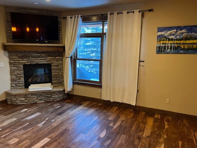 Foto del edificio - Unfurnished 2 bedroom in Frisco. Walk to Main Street! Garage and private Hot tub!