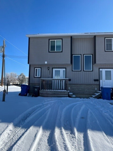 Photo principale - 9831-9897 97 St