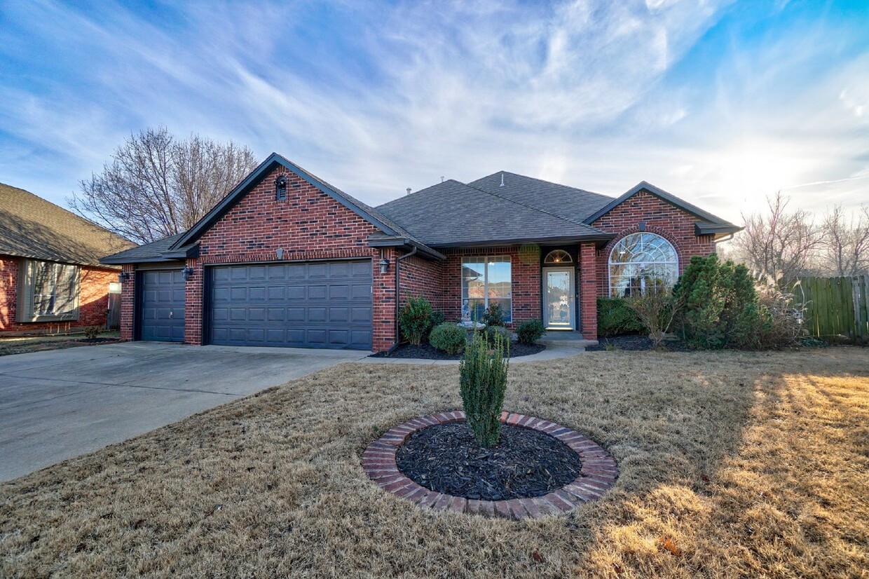 Foto principal - Spacious 4-Bedroom Retreat in Oklahoma City