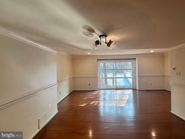 Building Photo - 9250 Three Oaks Dr