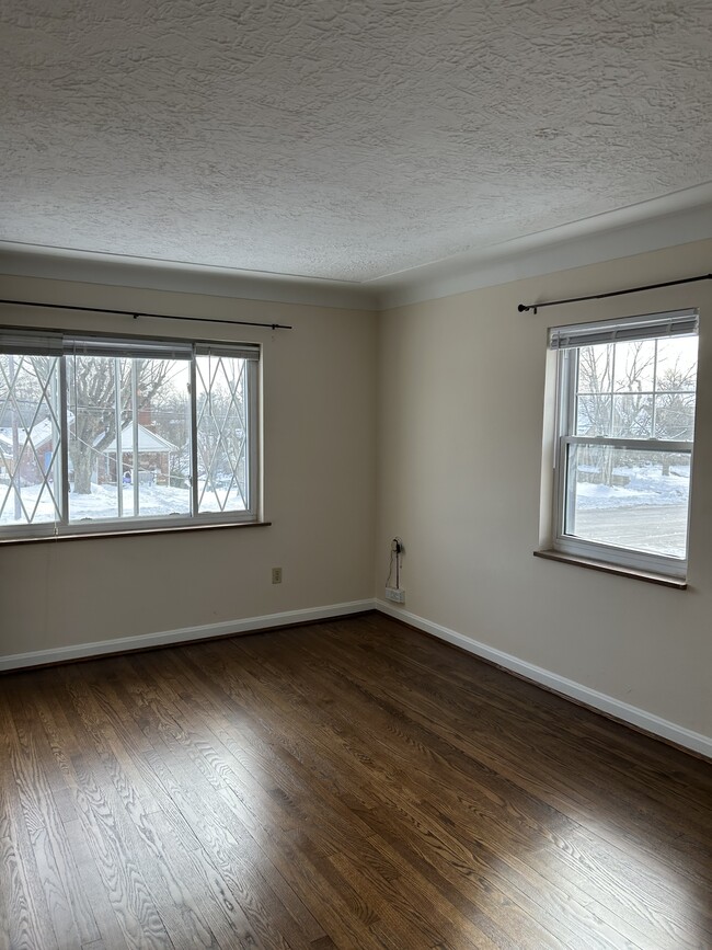 Living Room - 625 South Ft. Thomas Ave