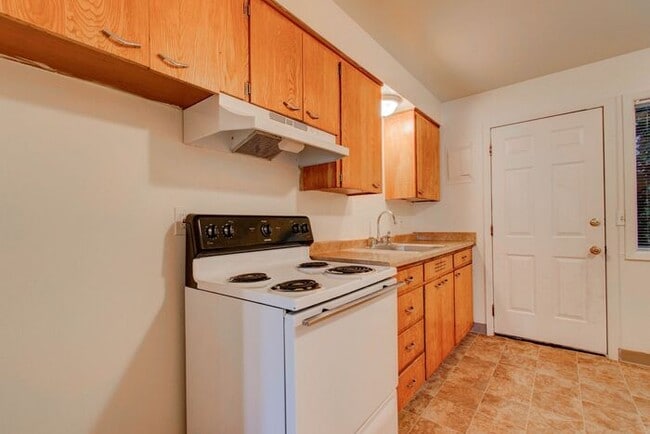 Building Photo - Spacious & Modern Living at Silver Creek I...