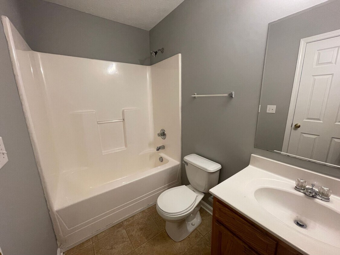 Primary Photo - 1419/1421 Creekside