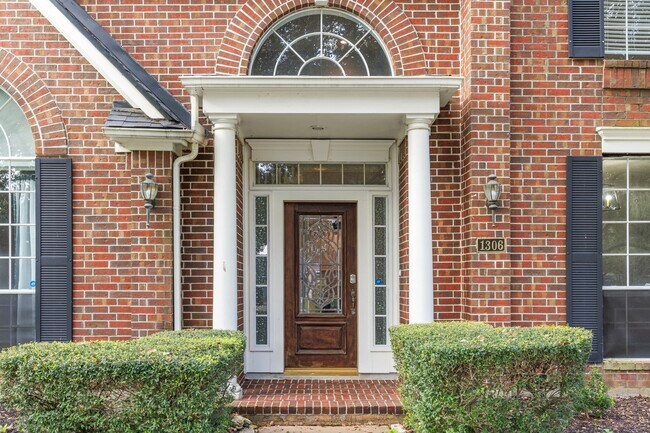 Building Photo - 1306 Blackthorne Dr