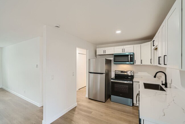 Foto del edificio - Spacious 1bed/1bath Apartment in West Seat...