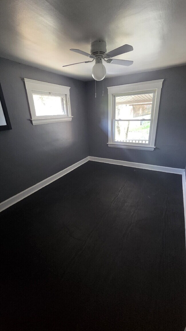 Building Photo - "2-Bedroom with Air Conditioning!"