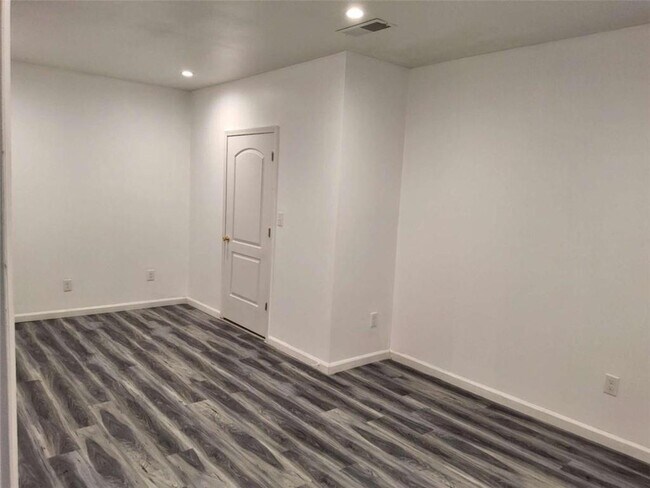 Building Photo - 325 Sunderland Way