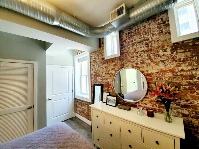 Building Photo - Luxury Loft + Carriage House and Rooftop i...