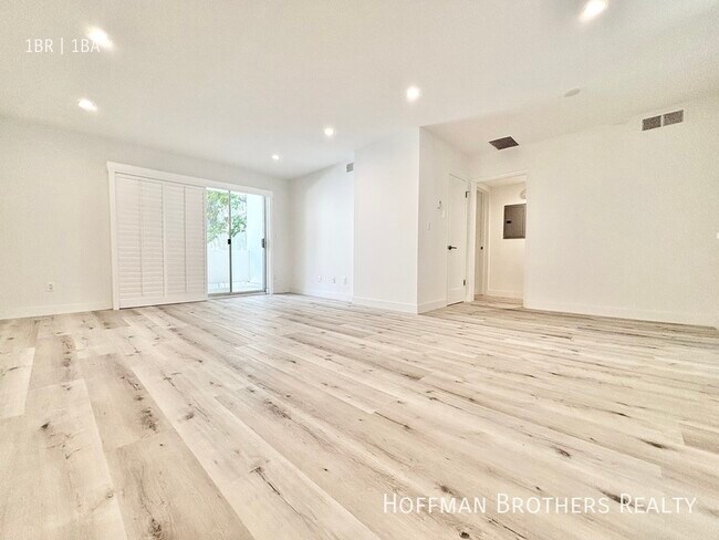 Building Photo - 605 San Vicente Blvd