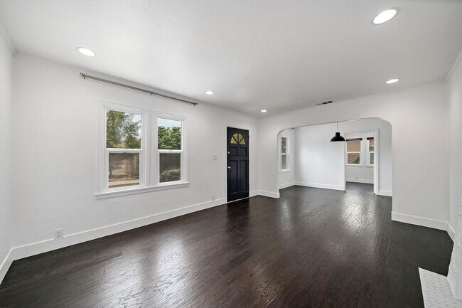 Building Photo - 4978 N Maywood Ave