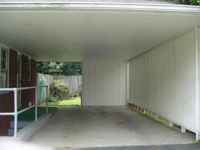 Foto del edificio - 704 McBryde Dr