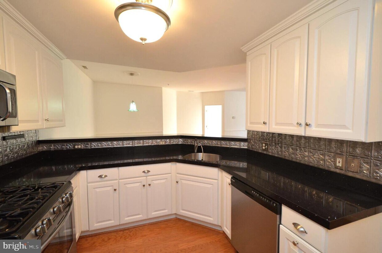 Primary Photo - 801 Latchmere Ct