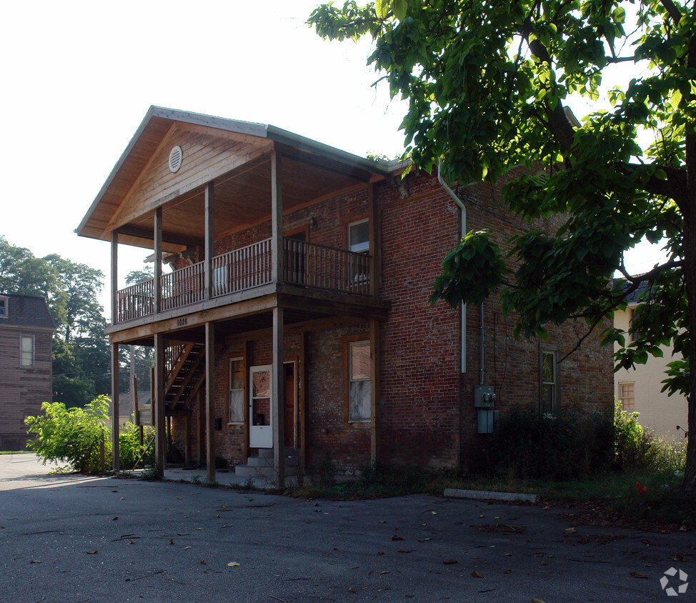 Primary Photo - 1026 N Huron St