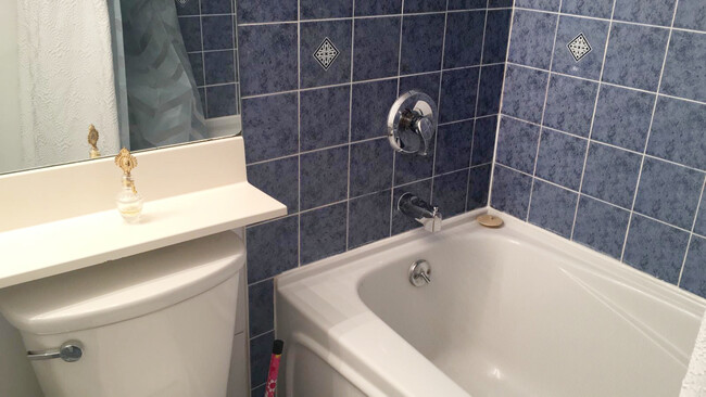 Bathroom - 909 Bay St
