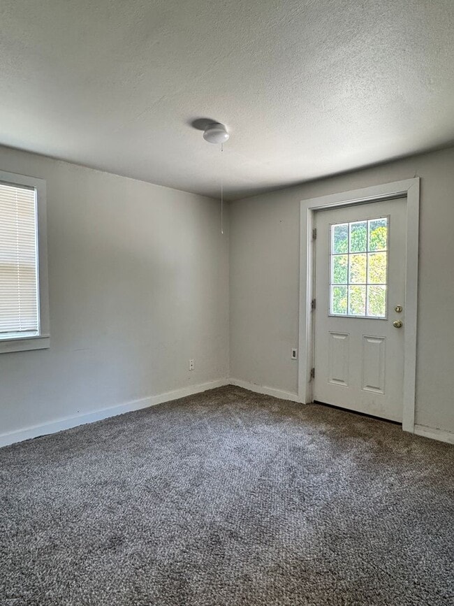 Foto del edificio - 3 bedroom 1 bathroom remodeled home, w/d h...