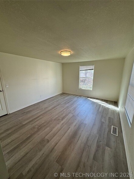 Foto del edificio - 102 S Hickory St