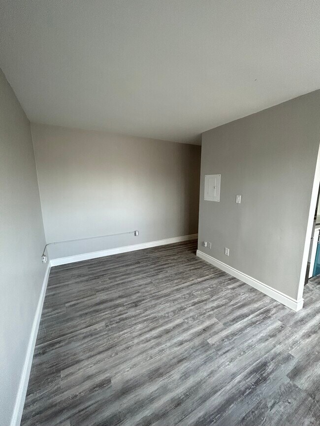 Photo du bâtiment - 2 Bedroom with In suite Laundry
