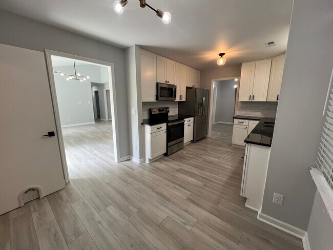 Foto del edificio - Charming, fully renovated 3BR House in Cha...