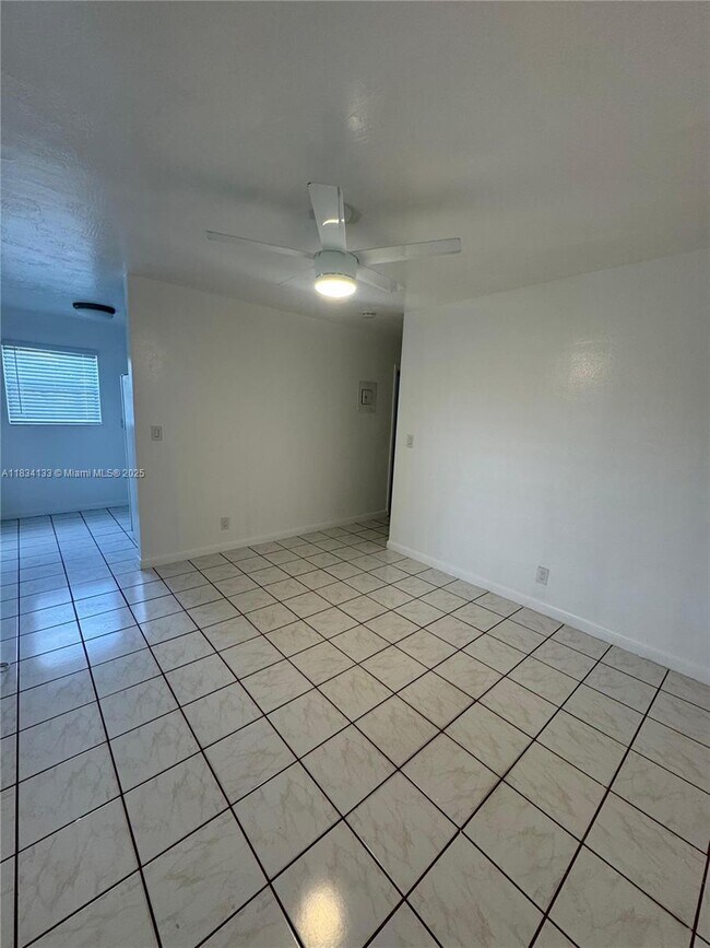 Foto del edificio - 325 NW 15th St