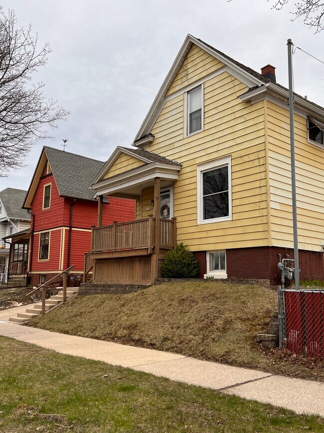 1813 E Newton Ave Unit 1, Shorewood, WI 53211 Apartments in Shorewood