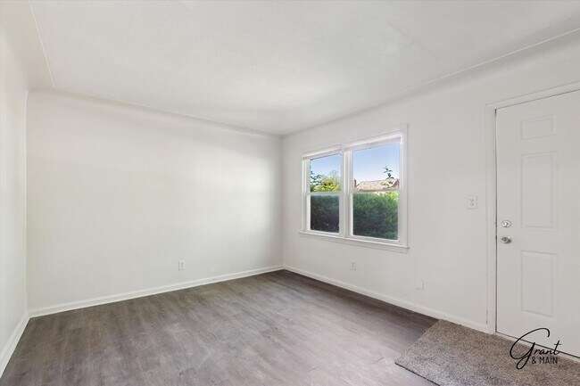 Foto del edificio - $1250 3 bedroom bungalow