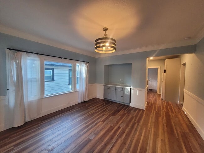 Building Photo - Updated 2 bedroom, 1 bathroom.