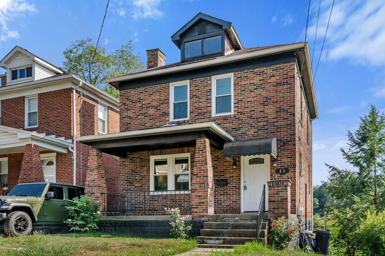 Primary Photo - Beautiful Three Bedroom House - Available ...
