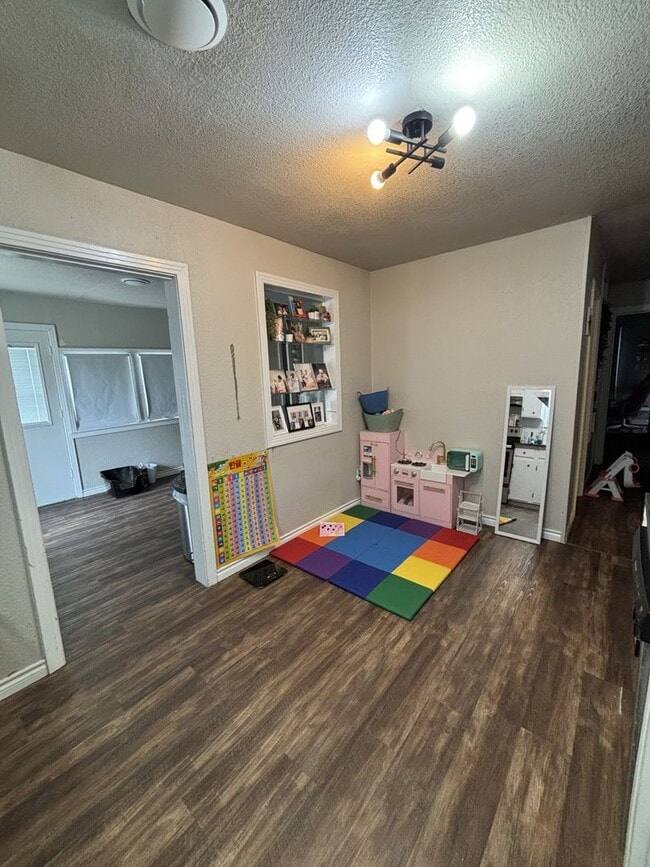 Foto del edificio - Updated 3-bedroom house with HUGE YARD!!