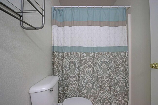 Foto del edificio - Welcome to this inviting 3-bedroom, 2-bath...