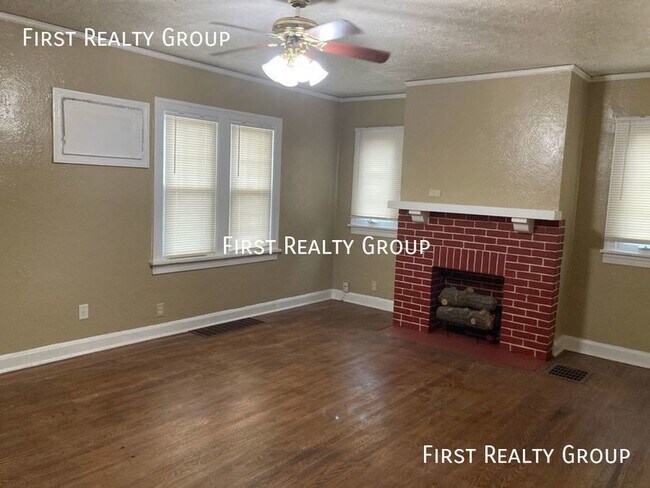 Building Photo - 2 Bedroom, 1 bath Single Family Home, Move...
