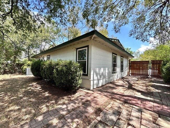 Building Photo - 2309 Devonshire Dr