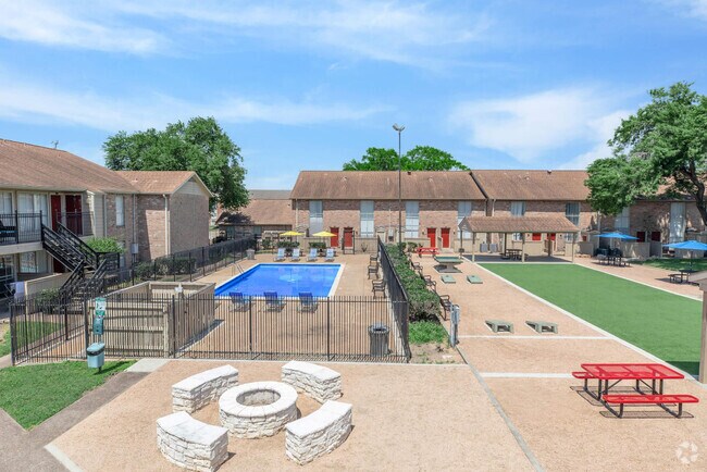 Outdoor Amenity Area - Summervale Apartments