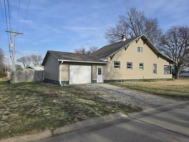 Building Photo - 312 W 9th St
