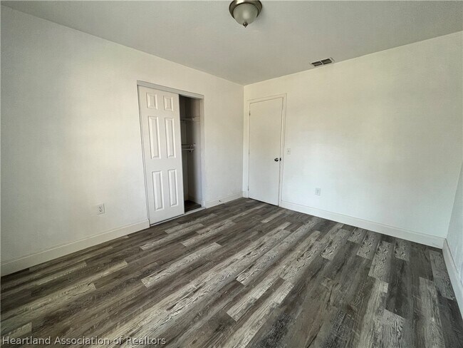 Foto del edificio - 508 W Hal McRae Blvd