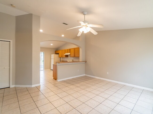 Foto del edificio - MOVE IN SPECIAL- Spacious 3/2 Duplex in St. Cloud Located Close to Lakefront