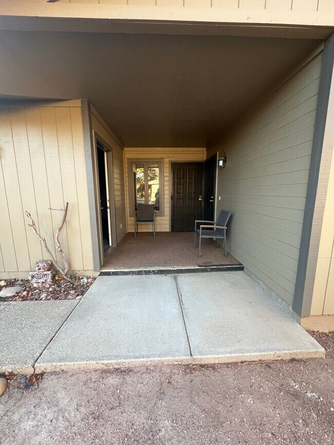 Building Photo - 2-Bedroom (+Bonus Room/Den) 2-Bath Townhom...
