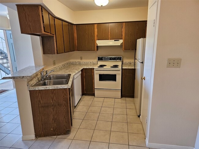 Building Photo - 2626 Holly Hall St