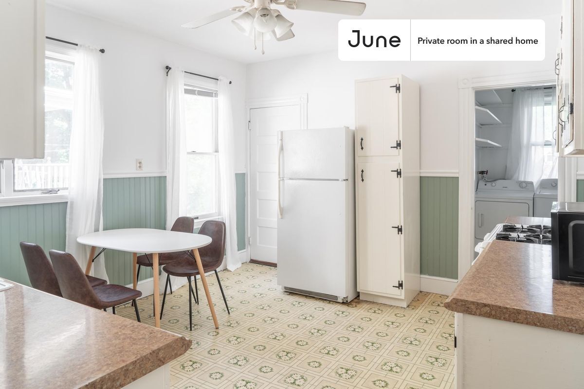 Foto principal - Private bedroom in 5 bed/1 bath Home