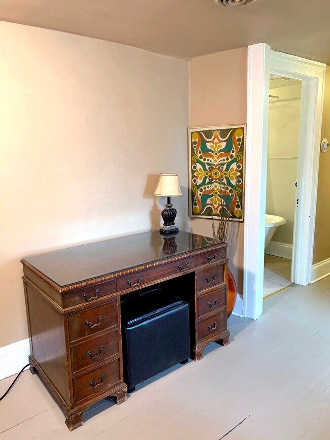 workspace - 2915 Ludlow Rd