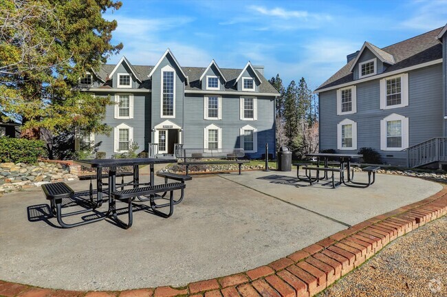 Center Courtyard Picnic Area - Gold Creek Village