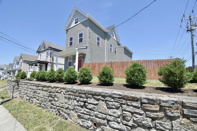 Building Photo - 422 Jackson Ave