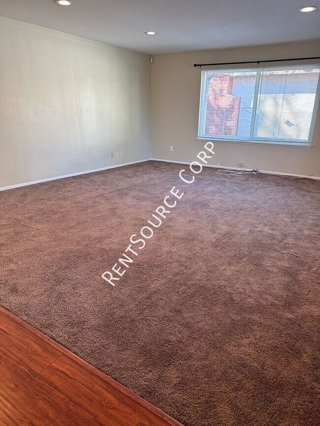 Building Photo - 3 Bedroom, 2 Bath home for Rent in Lancaster