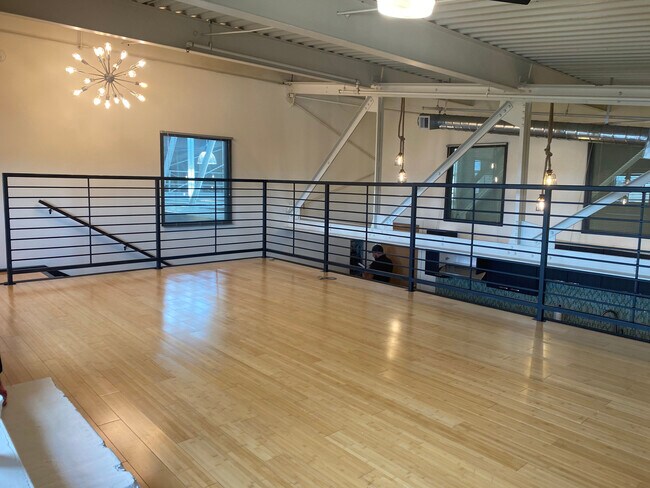 Piso superior - 300 Tijeras Ave NE