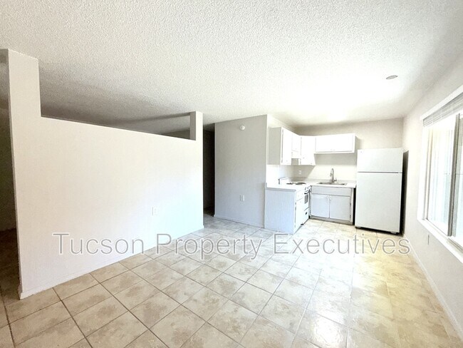 Building Photo - 3810 E Monte Vista Dr