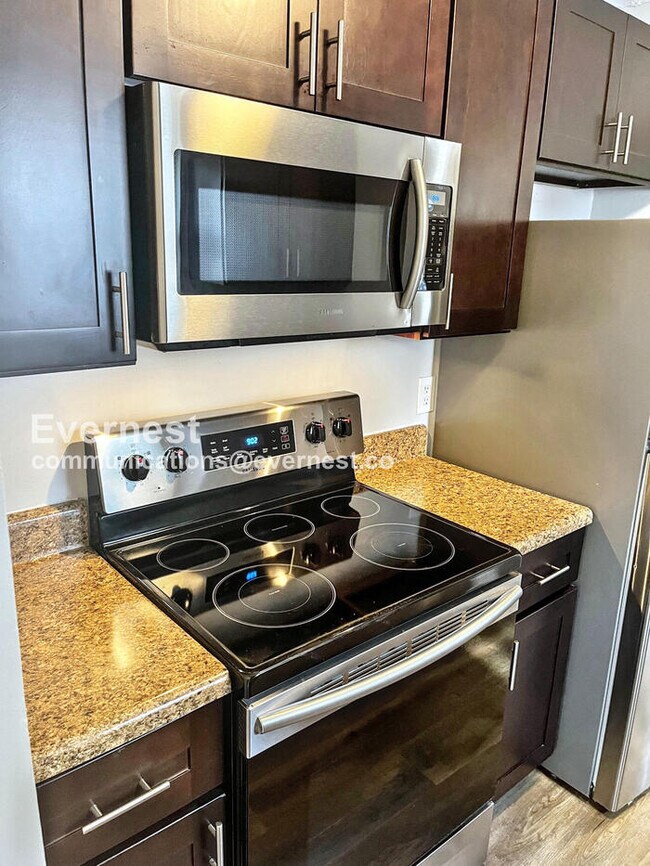 Foto del edificio - 3 Bed, 2 Bath Home with Deck / Pet-Friendl...